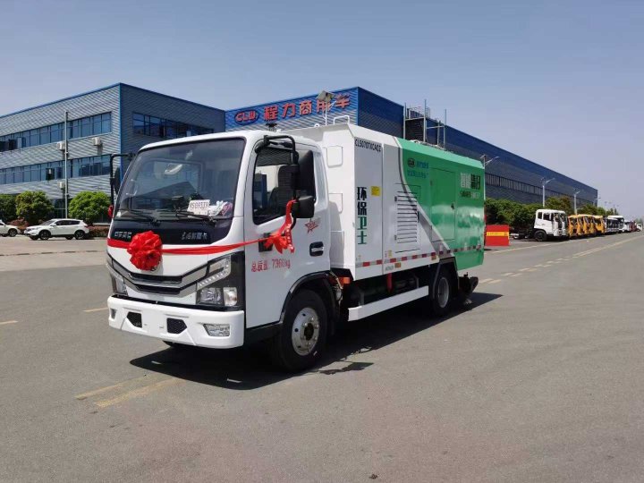 东风小多利卡6方干湿两用洗扫车